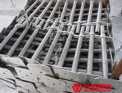 　　建筑絲桿用于工程施工、橋梁施工，和碗扣式腳手架、扣件式鋼管腳手架等配合使用。起到上頂、下托的作用。各地叫法不同，規(guī)范名稱應(yīng)為：可調(diào)底座、可調(diào)頂托。通俗名稱：絲桿、建筑絲桿、U型托、絲杠上節(jié)、絲杠下節(jié)、托撐、油托、頂托等等。四川可調(diào)絲桿規(guī)格有哪些呢？