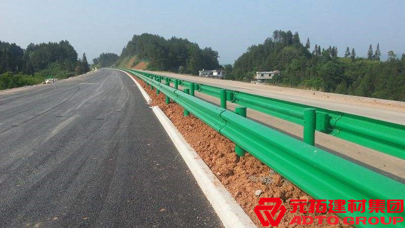 山東兩波波形護(hù)欄板廠家哪家好？