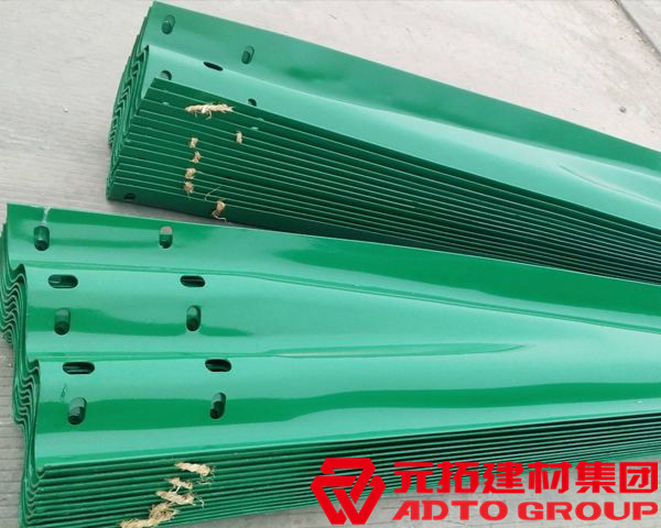 貴州盤山公路護欄板多少錢一公里？