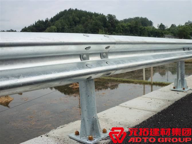 河南波形護(hù)欄板廠家供應(yīng)