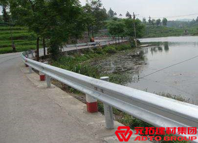 護欄板與纜索護欄有哪些區(qū)別？