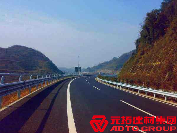 湖北波形護(hù)欄生產(chǎn)廠家哪家好？波形護(hù)欄多少一米？