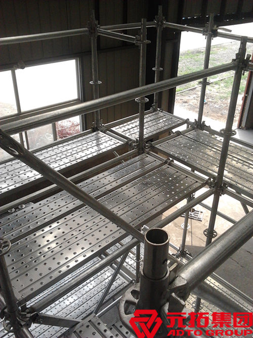 盤扣直插鋼管腳手架搭設(shè)頂架時要考慮哪些方面