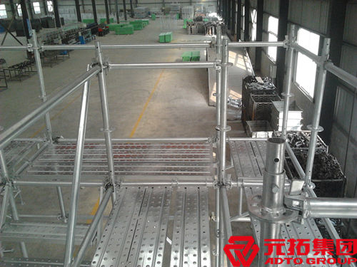 盤扣直插鋼管腳手架搭設(shè)頂架時要考慮哪些方面