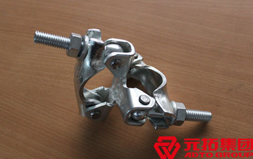 　　重慶EN74建筑沖壓直角扣件價格貴不貴？這種新型的鋼制腳手架扣件從性價比來說，確實可以說是不貴的，新型工藝使其比傳統(tǒng)鑄鐵扣件在抗滑、抗扭、抗變形等方面性能大大提升，而價格卻只比鑄鐵扣件稍稍貴了一點，可以說是很實惠。