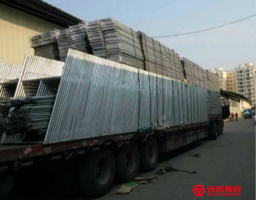  湖南高橋大市場(chǎng)現(xiàn)代商貿(mào)城采購(gòu)的門(mén)式腳手架裝車(chē)圖片