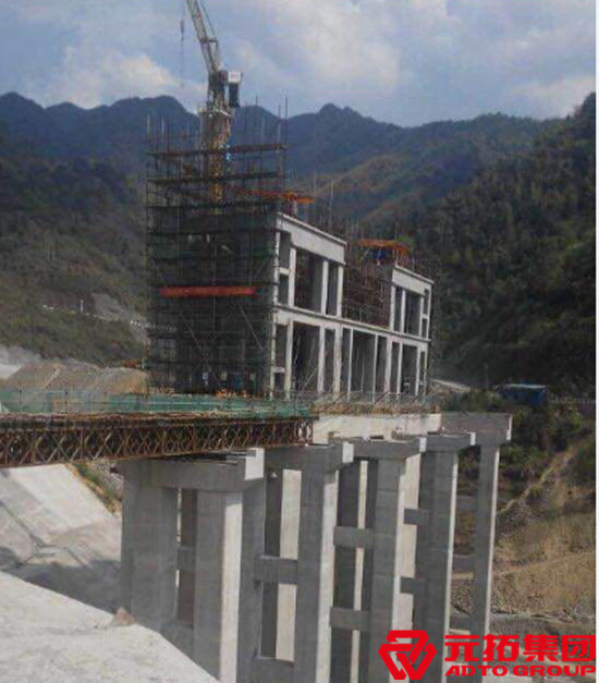 西寧市城西區(qū)同仁路南口的萬興大廈高層外墻施工腳手架意外倒塌