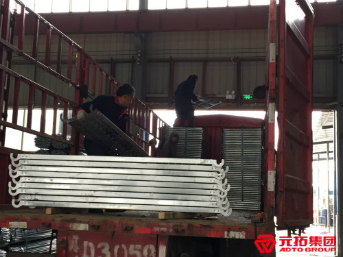 申遠(yuǎn)己內(nèi)酰胺項目鋼跳板裝車發(fā)貨